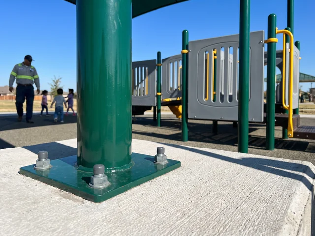Base plate and anchor bolts of a steel shade post