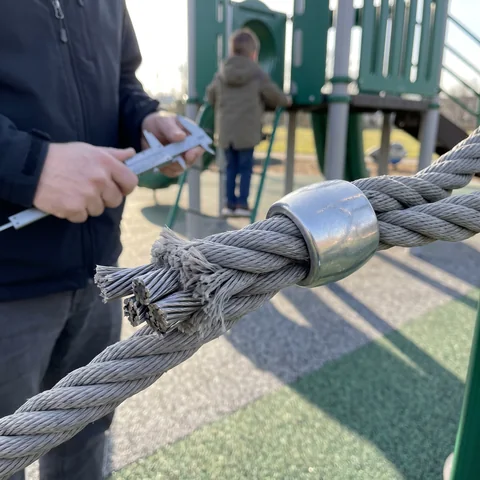 Six-strand polyester rope with a steel wire core and an aluminum connector