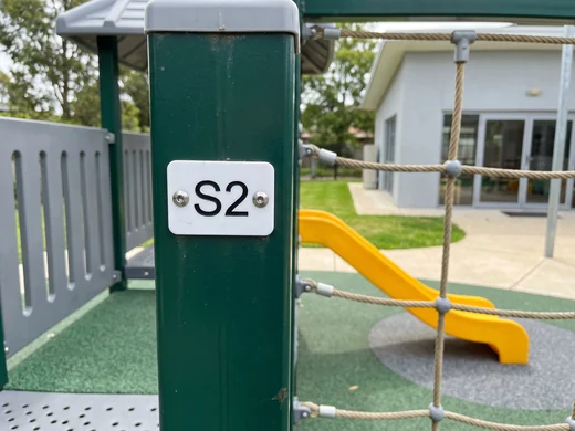 Structure label on the post: structure S2, ages 2–5