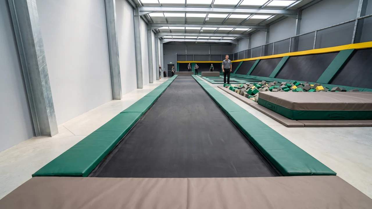 Tumble track lane with padded edges